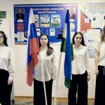 23 марта традиционно началась с торжественной церемонии выноса Государственного флага Российской Федерации и Республики Башкортостан под исполнение гимнов.