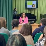 1 апреля в Учалинском колледже искусств и культуры им. С. Низаметдинова прошло необычное занятие. В гости к студентам 1 курса пришла психолог Центра социально-психологической помощи семье, детям и молодежи — Альбина Нафисовна.