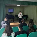 30 марта в Учалинском колледже искусств и культуры им. С. Низаметдинова состоялась необычная лекция. Преподаватель Флюза Фиргатовна Сулейманова погрузила студентов вокального отделения (1–4 курсы) в мир этнических традиций.   Тема: «Вокальные традиции народов мира»